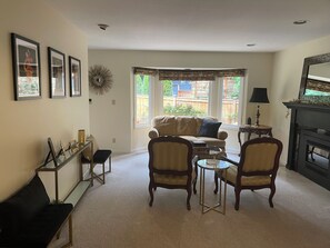 TV connectée, cheminée, livres