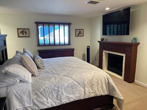 3 bedrooms, desk, iron/ironing board, travel cot