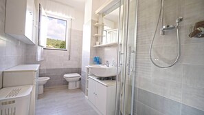 Bruser, hårtørrer, bidet, håndklæder