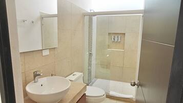 淋浴设施、毛巾、肥皂、洗发水