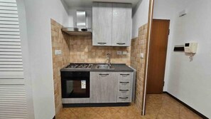 Kühlschrank, Ofen, Herdplatte, Wasserkocher mit Kaffee-/Teezubehör