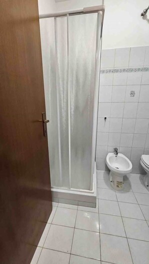 Doccia, asciugacapelli, bidet, asciugamani