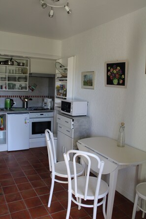 Fridge, microwave, oven, coffee/tea maker