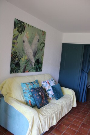 Fernseher, Tischtennisplatte, Bücher