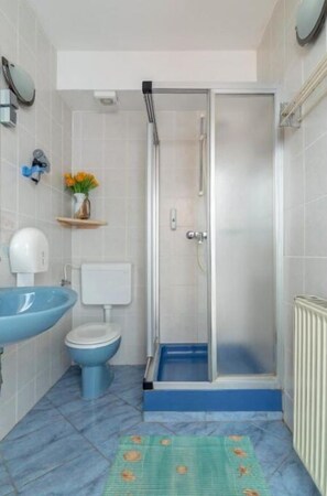 Bathroom - Studio Apartment (Radovljica)