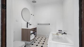 Een douche, een haardroger, handdoeken