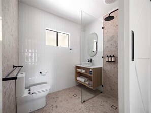 Ducha, secador de pelo y toallas