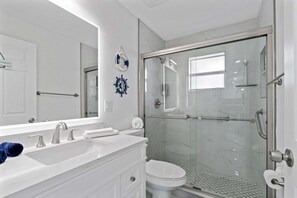 Dusche, Haartrockner, Handtücher, Seife