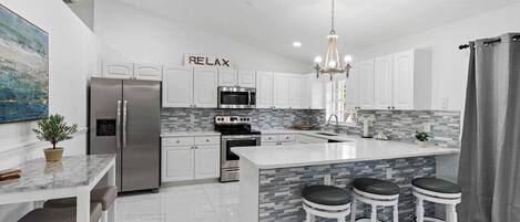 Kjøleskap, mikrobølgeovn, ovn og kokeplater