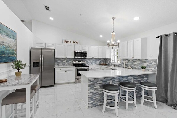 冷蔵庫、電子レンジ、オーブン、コンロ