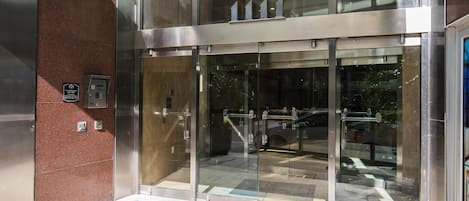 숙박 시설 입구