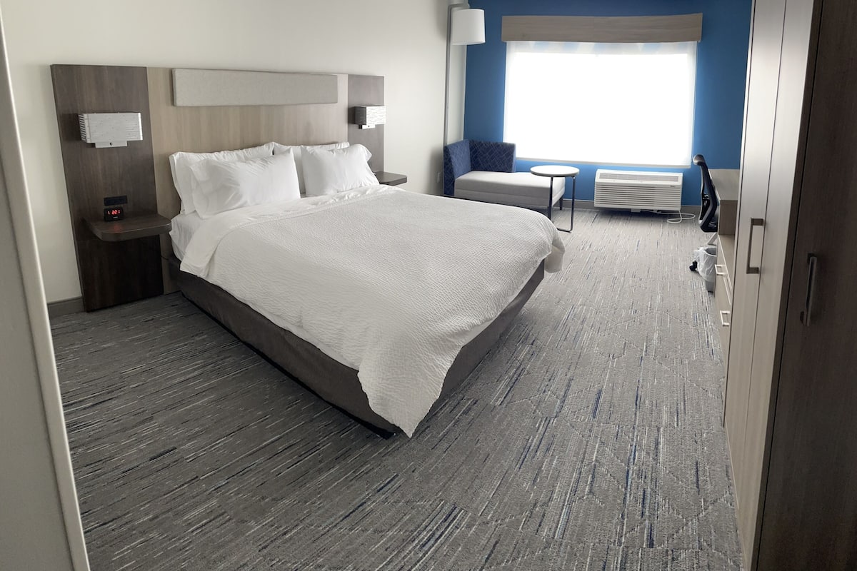 In-room safe, desk, laptop workspace, blackout curtains