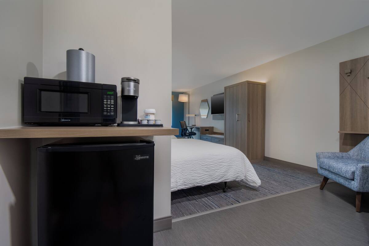Standard Room, 2 Queen Beds, Accessible Bathtub (Accessible Tub)