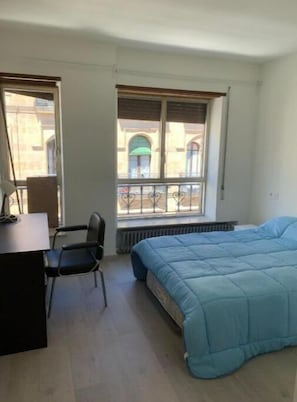 5 bedrooms, desk, WiFi, bed sheets