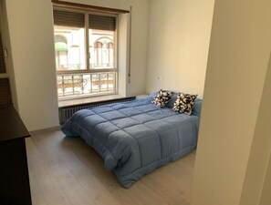 5 bedrooms, desk, WiFi, bed sheets