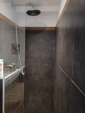 Doccia, asciugacapelli, asciugamani