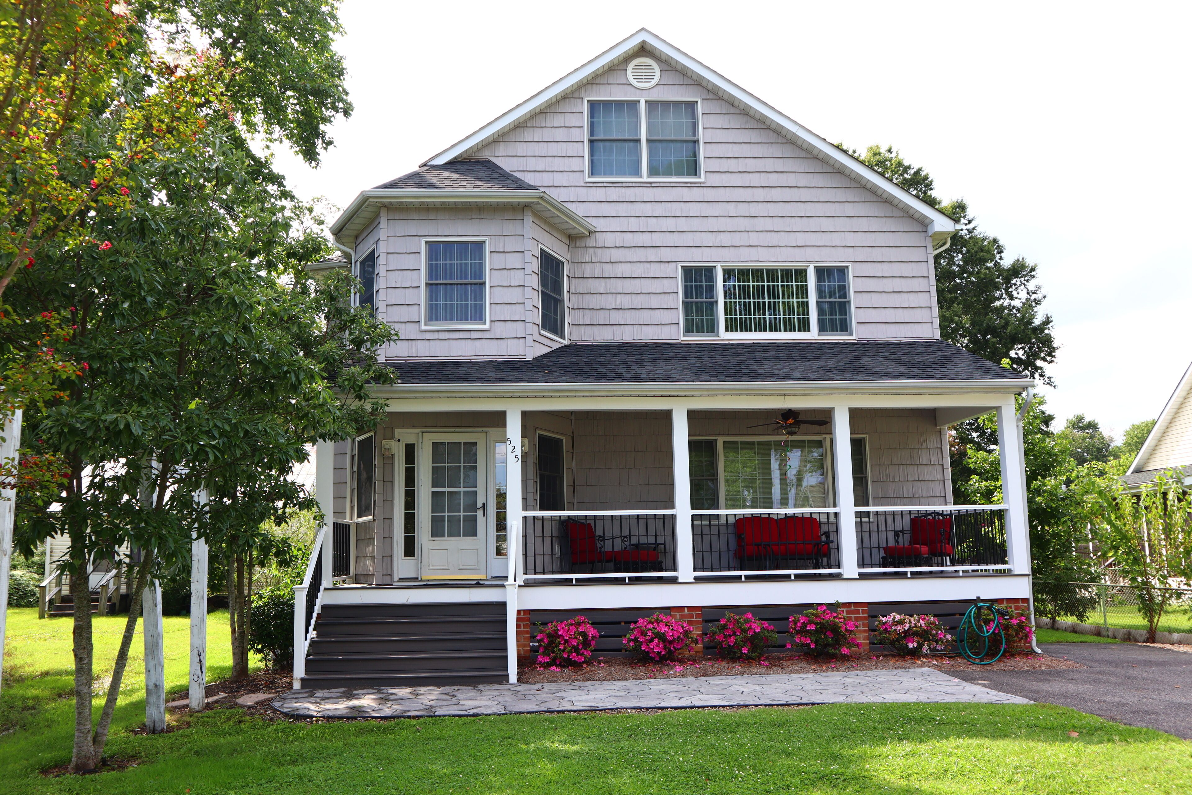 River Gem: Spacious 4 Bdrm House 2 Blocks to Beach