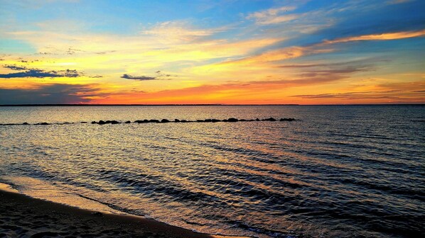 Beach - River Gem: Family-Friendly Stay | Fire Pit & Porch (Colonial Beach)