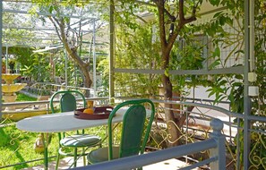 Outdoor dining - VENI Olive House (Kalamata)