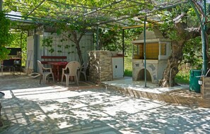 Outdoor dining - VENI Olive House (Kalamata)