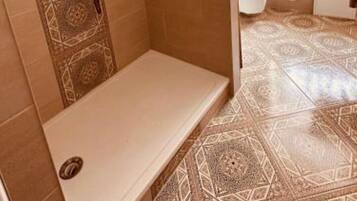 淋浴設備、提供毛巾、廁紙