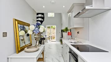 House (1 Bedroom) | Private kitchen | Fridge, oven, dishwasher, toaster