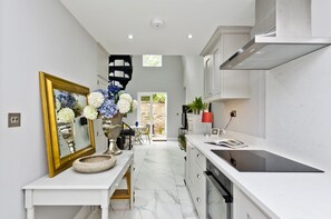 House (1 Bedroom) | Private kitchen | Fridge, oven, dishwasher, toaster - Charming Home With Patio Close to Wimbledon Park by Underthedoormat (London)