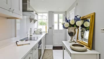 House (1 Bedroom) | Private kitchen | Fridge, oven, dishwasher, toaster