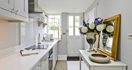 Charming Home With Patio Close to Wimbledon Park by Underthedoormat