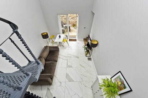 Charming Home With Patio Close to Wimbledon Park by Underthedoormat