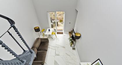Charming Home With Patio Close to Wimbledon Park by Underthedoormat