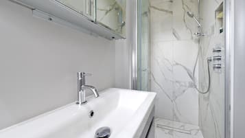 House (1 Bedroom) | Bathroom | Shower, free toiletries, hair dryer, towels