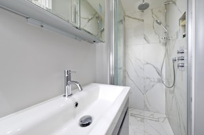 House (1 Bedroom) | Bathroom | Shower, free toiletries, hair dryer, towels