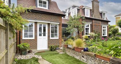 Charming Home With Patio Close to Wimbledon Park by Underthedoormat