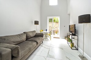 Casa (1 Bedroom) | Zona de estar | Una televisión
