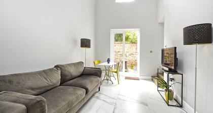 Charming Home With Patio Close to Wimbledon Park by Underthedoormat