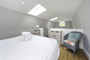 Maison (1 Bedroom) | 1 chambre, literie de qualité, bureau, fer et planche à repasser