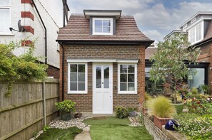 Exterior detail - Charming Home With Patio Close to Wimbledon Park by Underthedoormat (London)