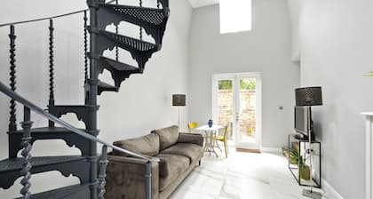 Charming Home With Patio Close to Wimbledon Park by Underthedoormat