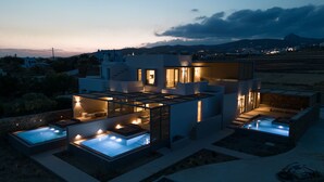 Une villa moderne dotée de plusieurs chambres, d’une piscine sur le toit et d’un vaste espace extérieur.