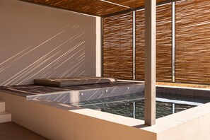 Executive suite, 2 slaapkamers, bubbelbad, uitzicht op zee | Luxe beddengoed, pillowtop-bedden, een laptopwerkplek