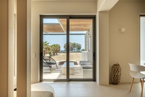 Suite Elite, piscina privada, vistas al mar | Zona de estar | Smart TV de 45 pulgadas con canales digitales, una televisión