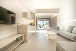 Suite Elite, piscina privada, vistas al mar | Cocina privada | Frigorífico pequeño, placa de cocina y cafetera o tetera