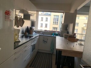 Kylskåp, mikrovågsugn, ugn och diskmaskin