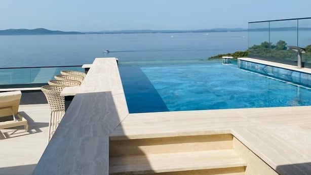 Piscina con borde infinito