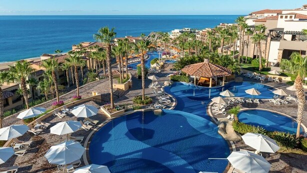 A resort with multiple swimming pools, palm trees, and a view of the ocean. - Montecristo los Cabos Villa de Lujo, Descansa con Vista Espectacular del Océano (Cabo San Lucas)