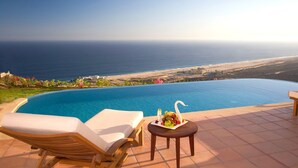 An infinity pool with a view of the ocean and beach. - Montecristo los Cabos Villa de Lujo, Descansa con Vista Espectacular del Océano (Cabo San Lucas)