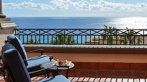 A balcony with two chairs and a table, overlooking a beach with the ocean and a clear sky. - Montecristo los Cabos Villa de Lujo, Descansa con Vista Espectacular del Océano (Cabo San Lucas)