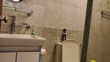 Un baño con inodoro, lavabo y espejo.