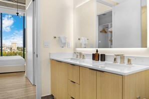 スタンダード アパートメント 3 ベッドルーム | バスルーム | シャワー、レインフォールシャワー、バスアメニティ (無料)、ヘアドライヤー